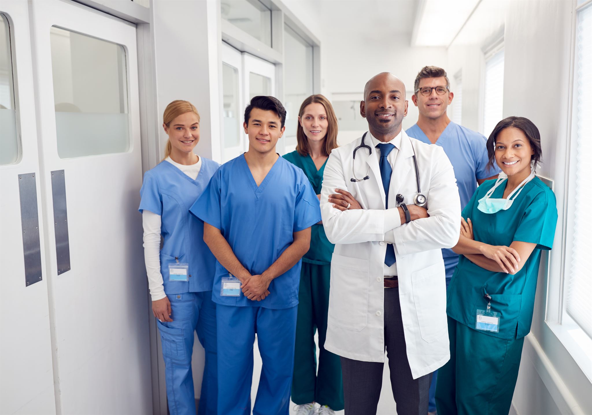Equipe-hospitalar-sorridente